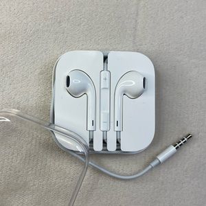 NWOT never used apple white earbuds headphones 
With aux connection